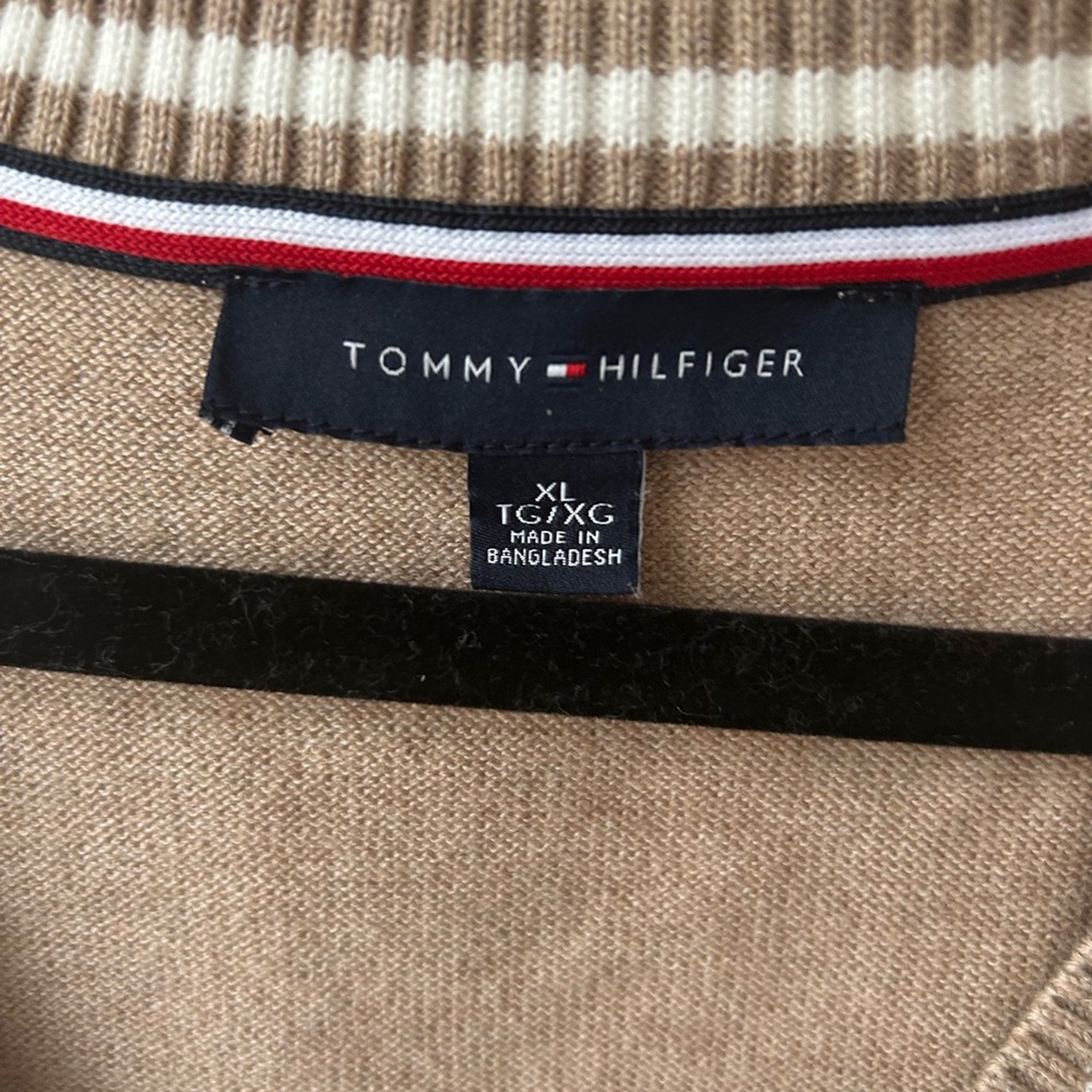 Tan and White Argyle Sweater Vest Men’s and Women’s Tommy Hilfiger - Picture 9 of 9